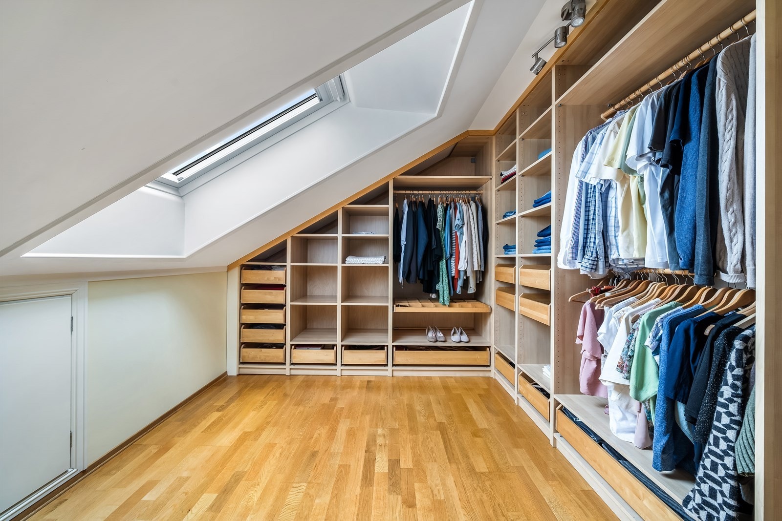 Walk-in closet med gode oppbevaringsløsninger Galleribilde