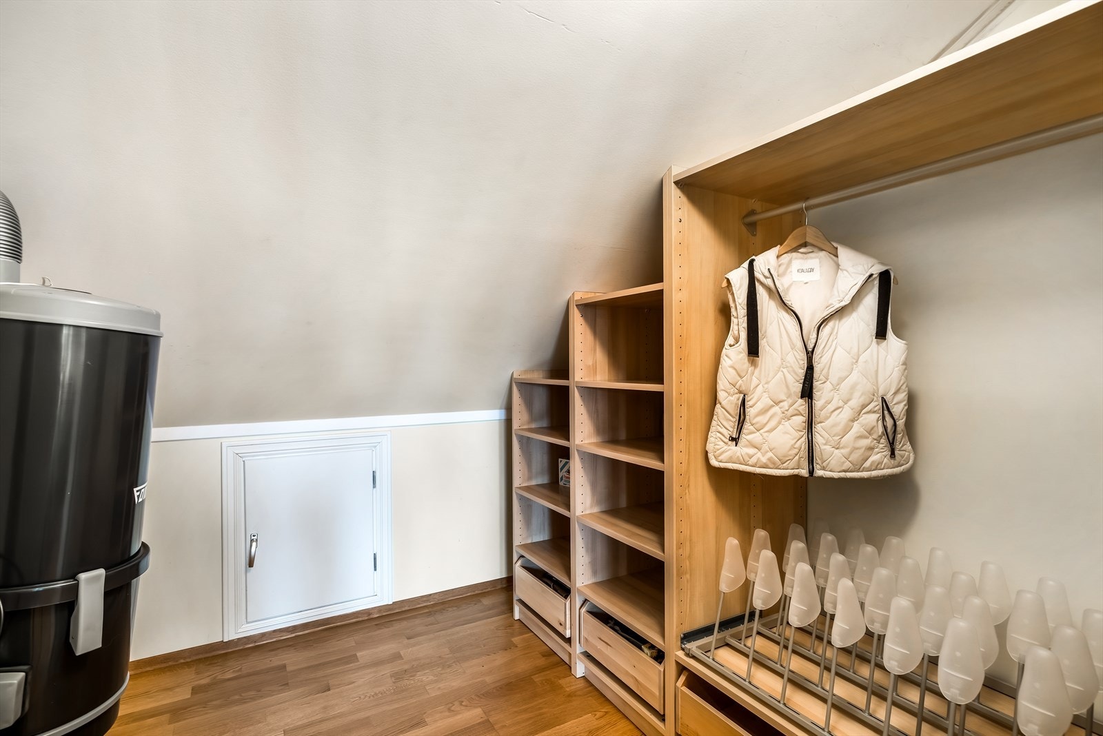 Walk-In closet nr.2 i leiligheten, som også er velegnet som bod Galleribilde