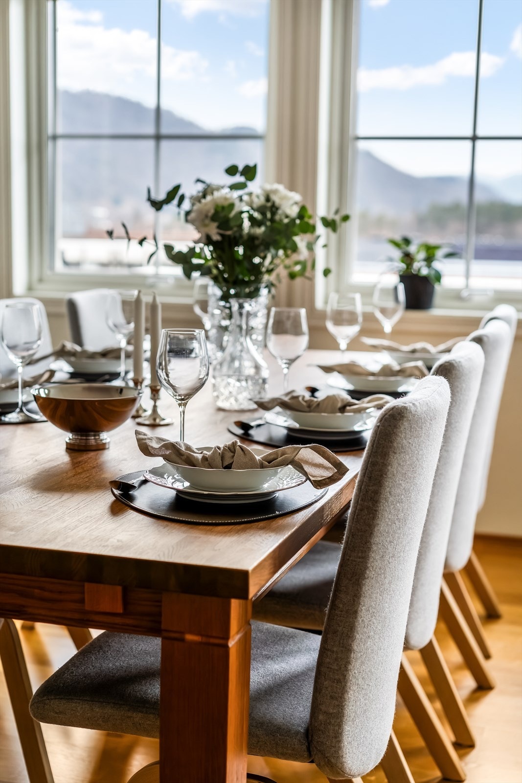 Gode muligheter i stua for å ha langbord ved spesielle anledninger. Galleribilde