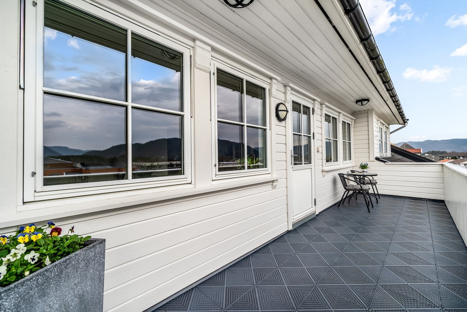 Leiligheten har flere uteplasser; her på fremsiden med utgang fra stua. Galleribilde