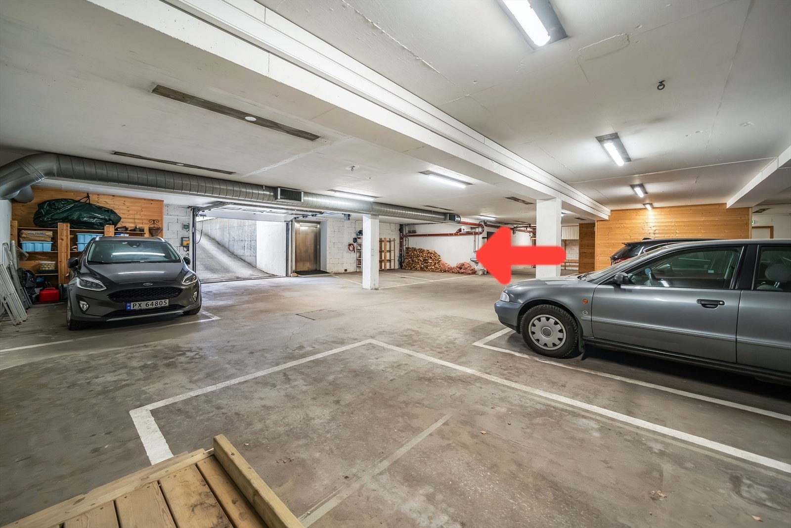 Seksjon nr.8 har garasjeoppstillingsplass i kjellerplan. Galleribilde
