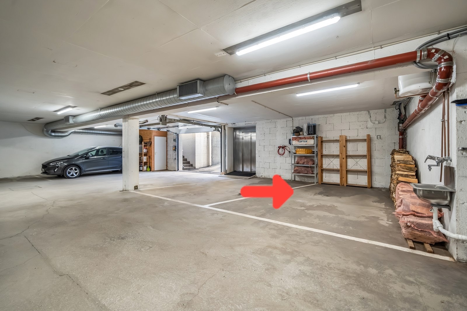 Det er heis fra parkeringskjelleren og opp til leiligheten. Galleribilde
