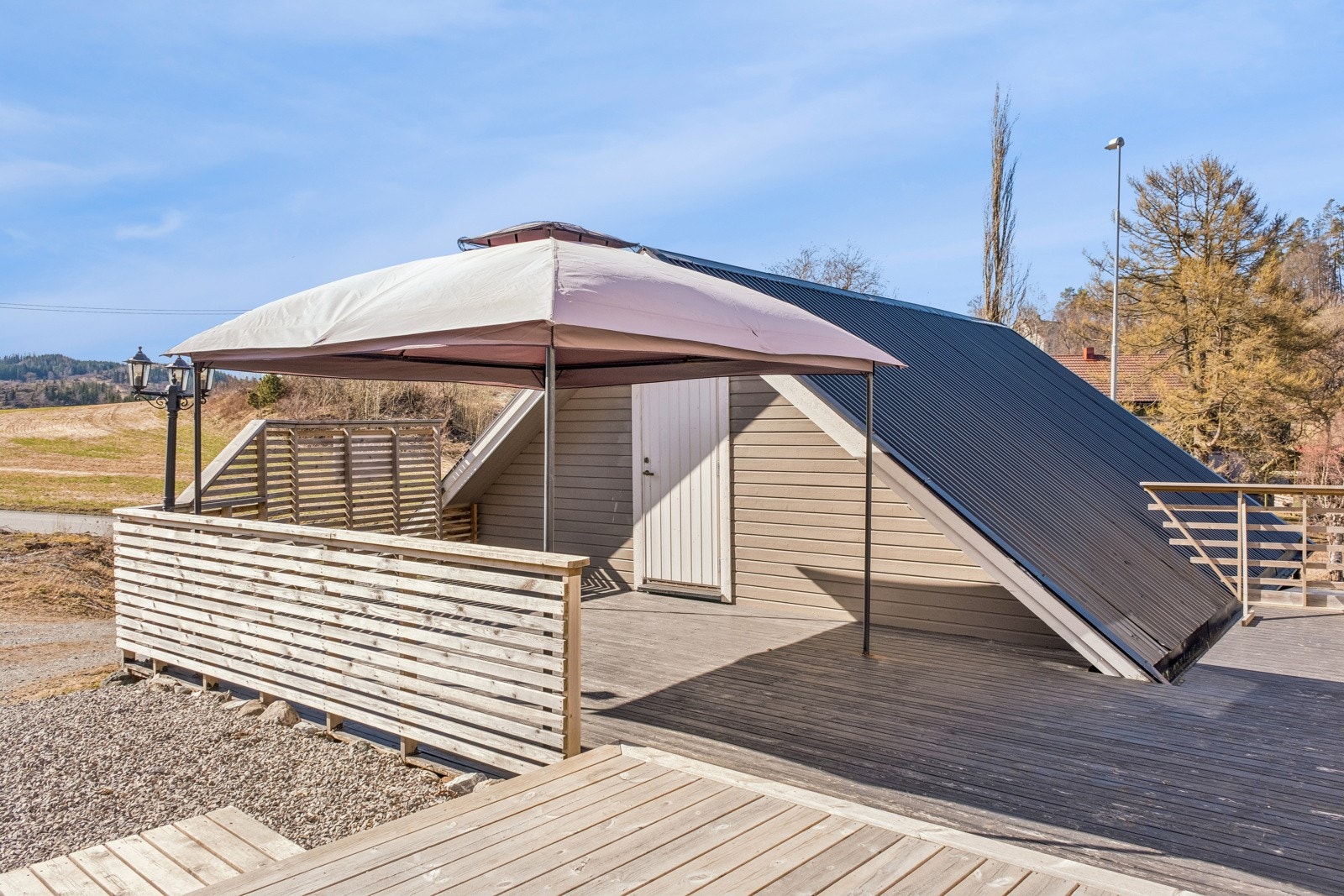 Det er ca 100 m² terrasse rundt huset - her kan man flytte seg rundt etter sola igjennom dagen. Galleribilde