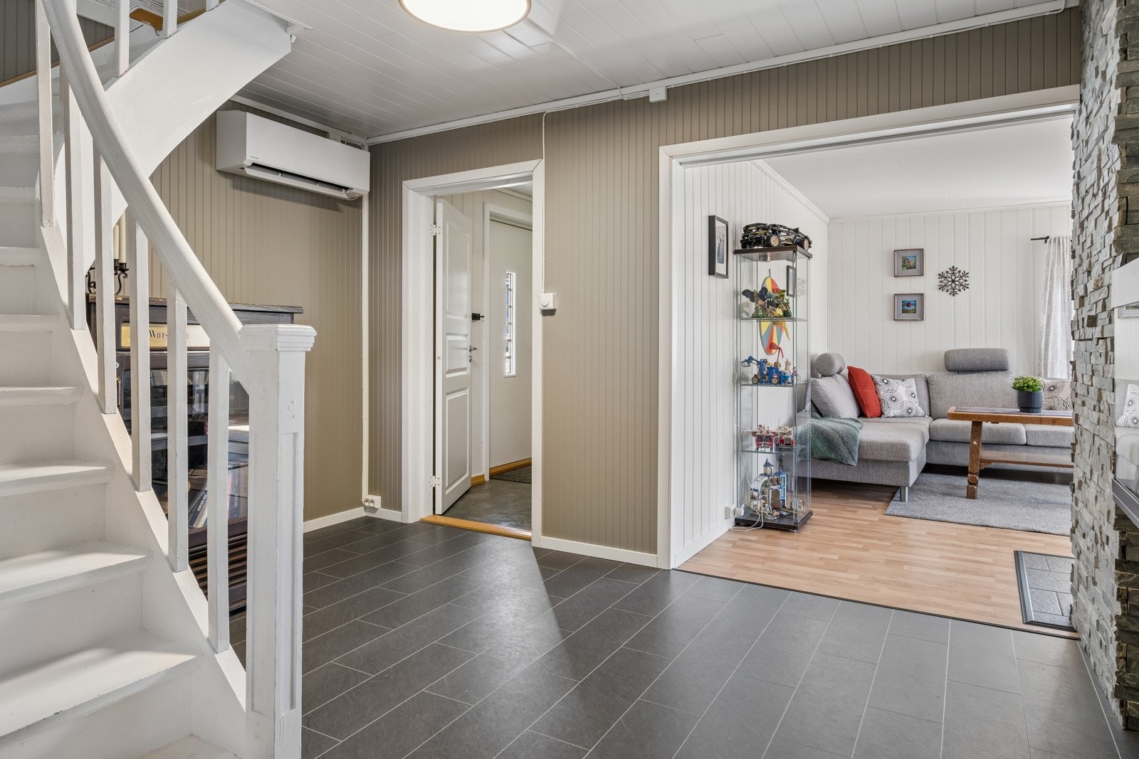 Gang/hall. Luft til luft varmepumpe fra 2023. Galleribilde