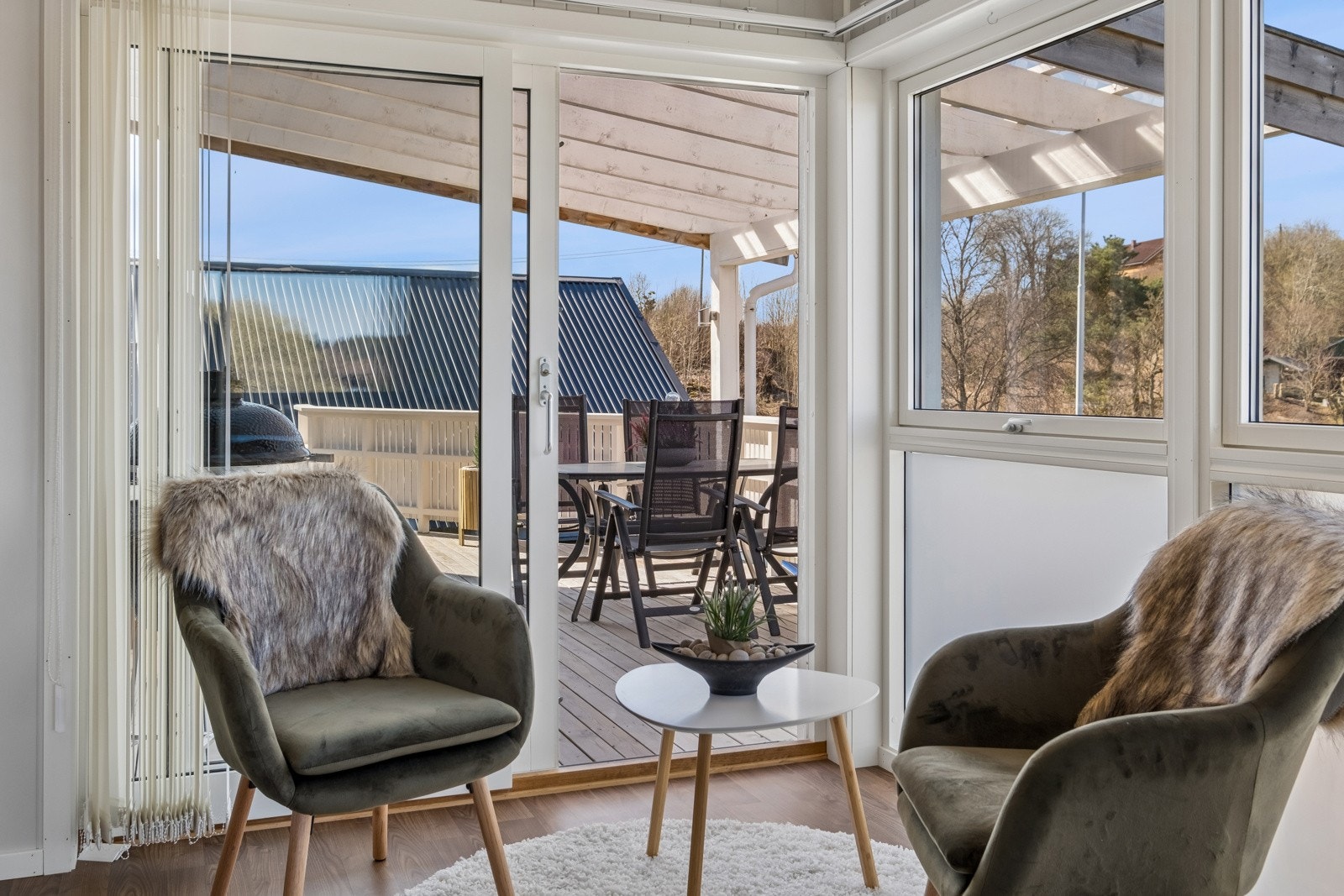 Fra kjøkkenet er det heve/skyvedør ut til en herlig takoverbygd uteplass. Galleribilde