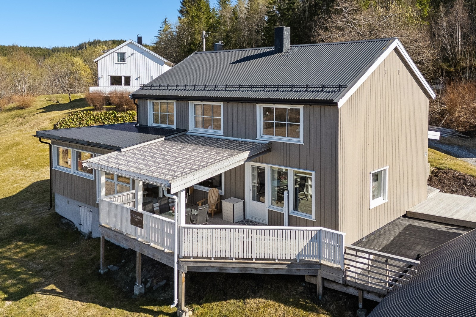 Boligen har fine uteplasser med gode solforhold og sjøutsikt! Galleribilde