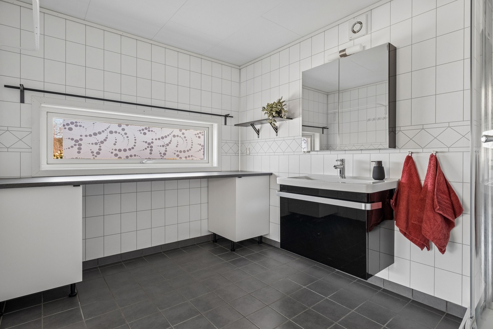 Bad i 1. etasje. Badet er fre 2015. Galleribilde