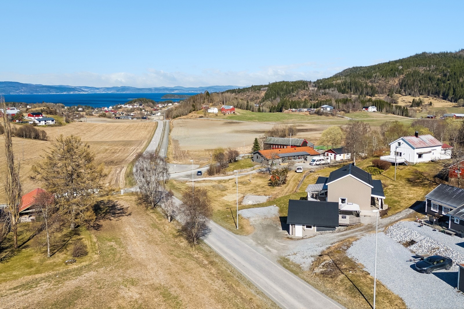 Fin beliggenhet, ca 2 km fra butikk og småbåthavn på Kjeknesvågen. Galleribilde