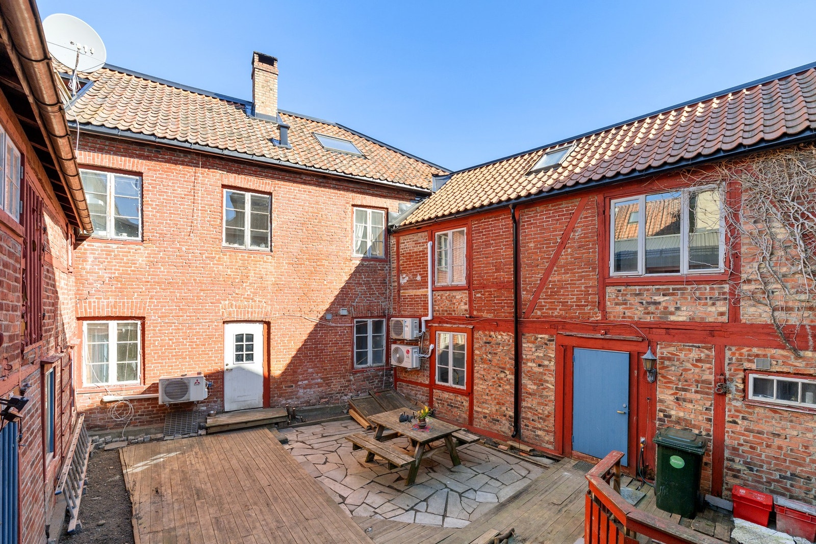 Merk M. Ramberg ved EiendomsMegler 1 presenterer Munkhaugveita 1. (Foto: Ekaterina Krokstad, Krokstad & Nervik Boligfotografer.) Galleribilde