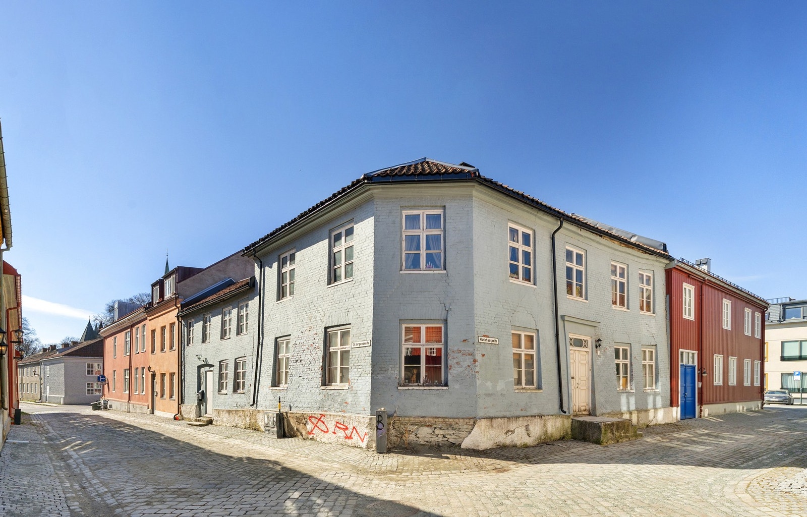 Merk M. Ramberg ved EiendomsMegler 1 presenterer Munkhaugveita 1. (Foto: Ekaterina Krokstad, Krokstad & Nervik Boligfotografer.) Galleribilde