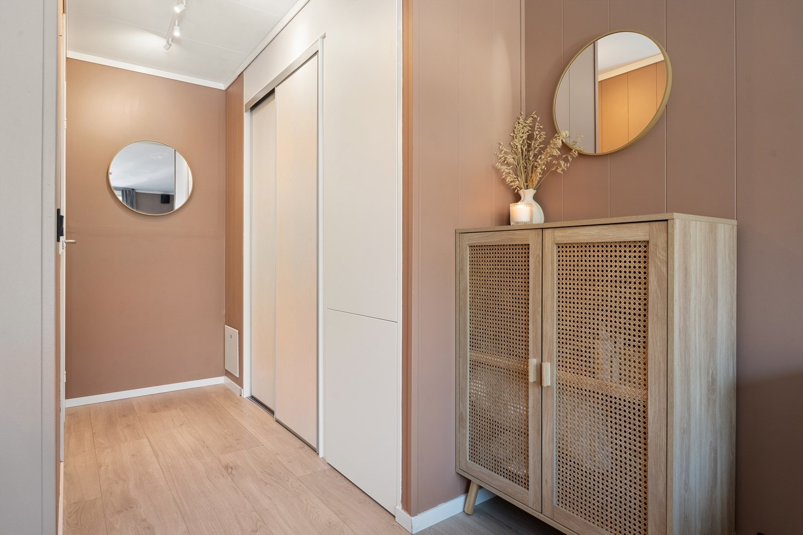 God plass til oppbevaring av yttertøy og sko i en romslig skyvedørsgarderobe. Galleribilde