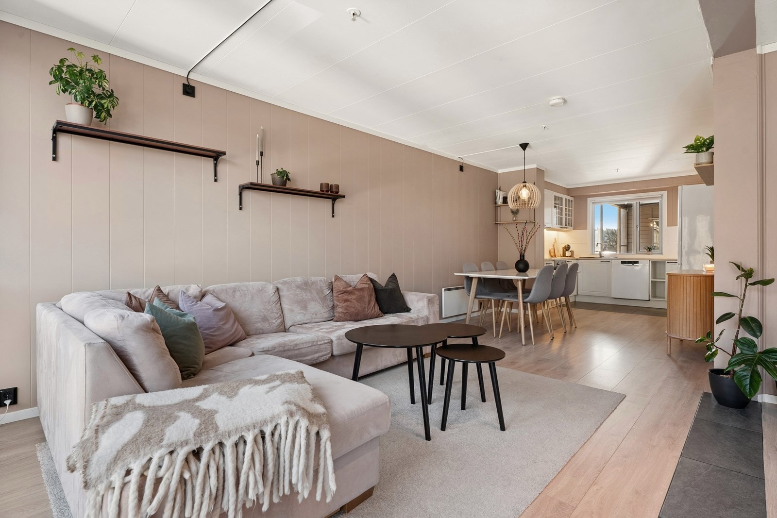 Stuen er romslig og lett å møblere, med plass til en stor sofagruppe. Galleribilde