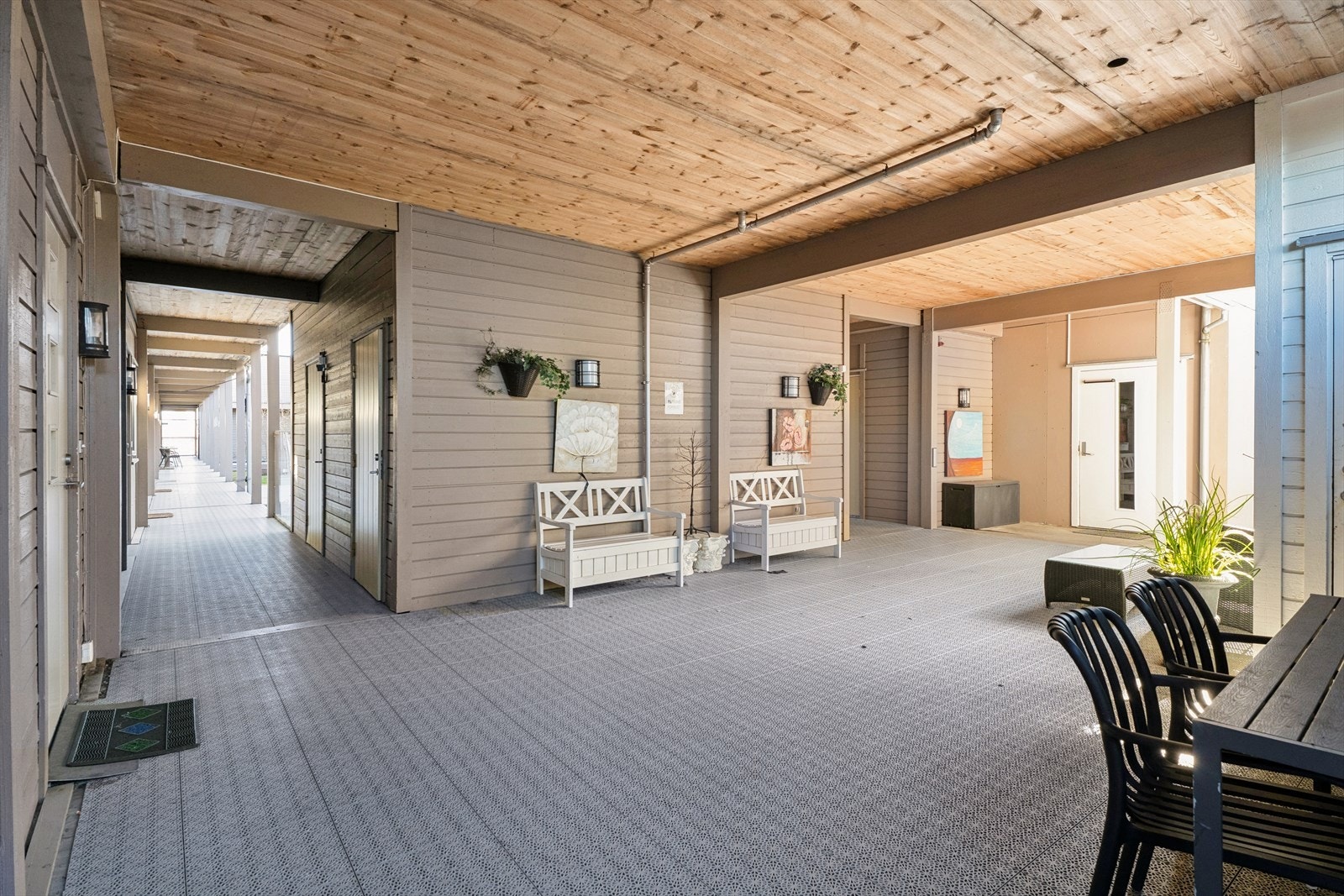 Brede svalganger gir en overbygget og skjermet adkomst til leilighetene. Galleribilde