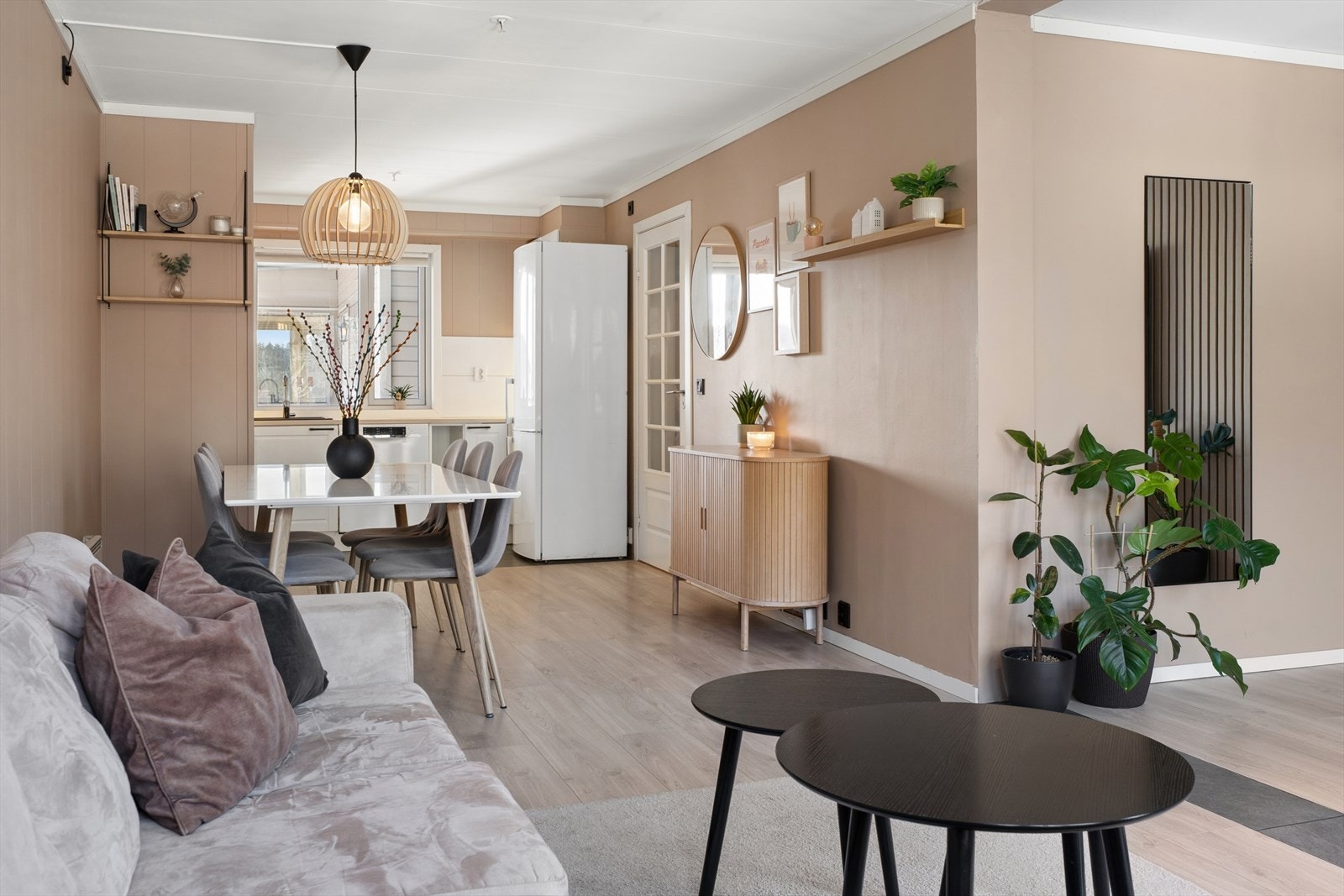 De store vindusflatene og den åpne planløsningen bidrar til en lys og innbydende atmosfære. Galleribilde