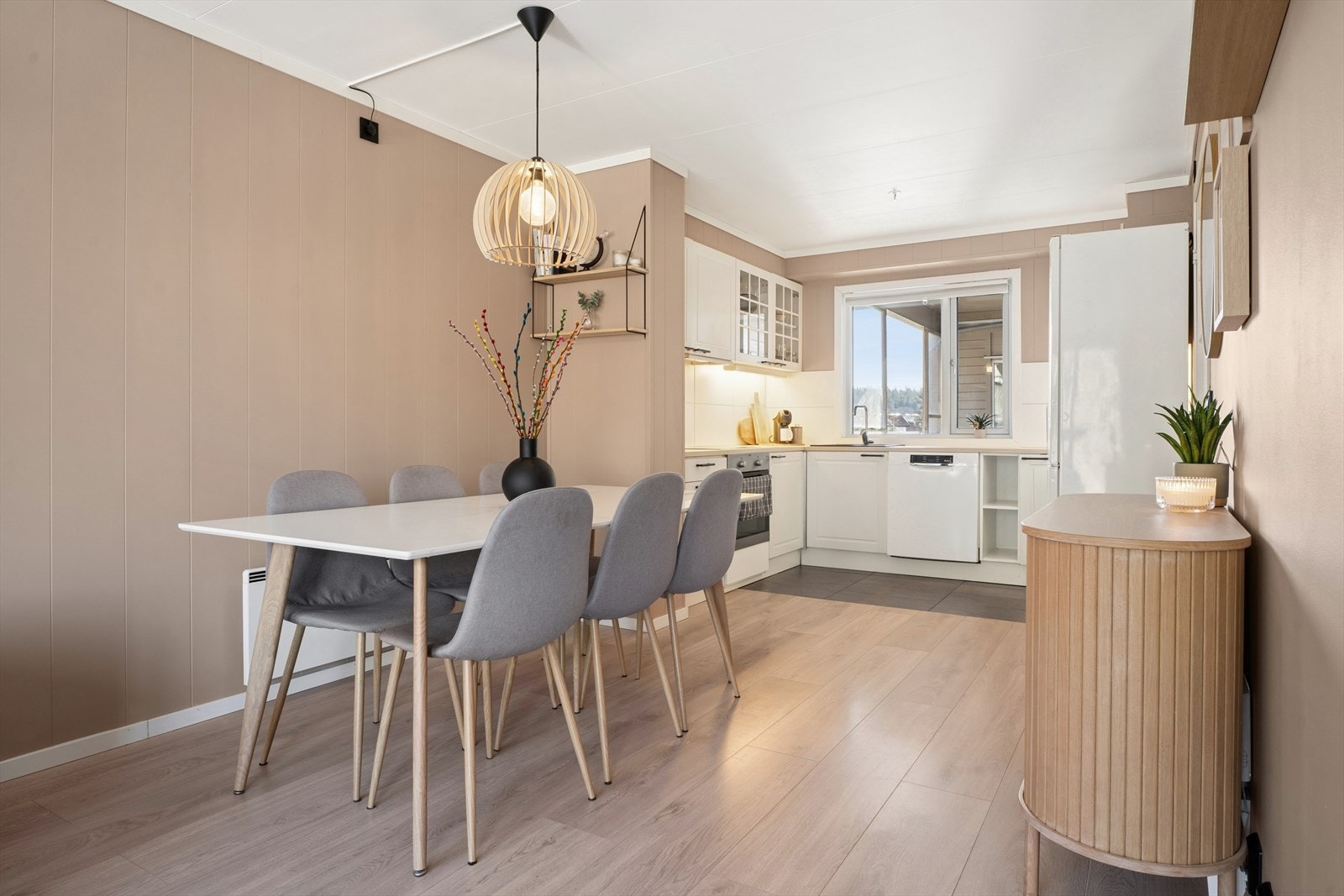 Den åpne løsningen gir god plass til en spiseplass i naturlig tilknytning til både kjøkkenet og stuen. Galleribilde