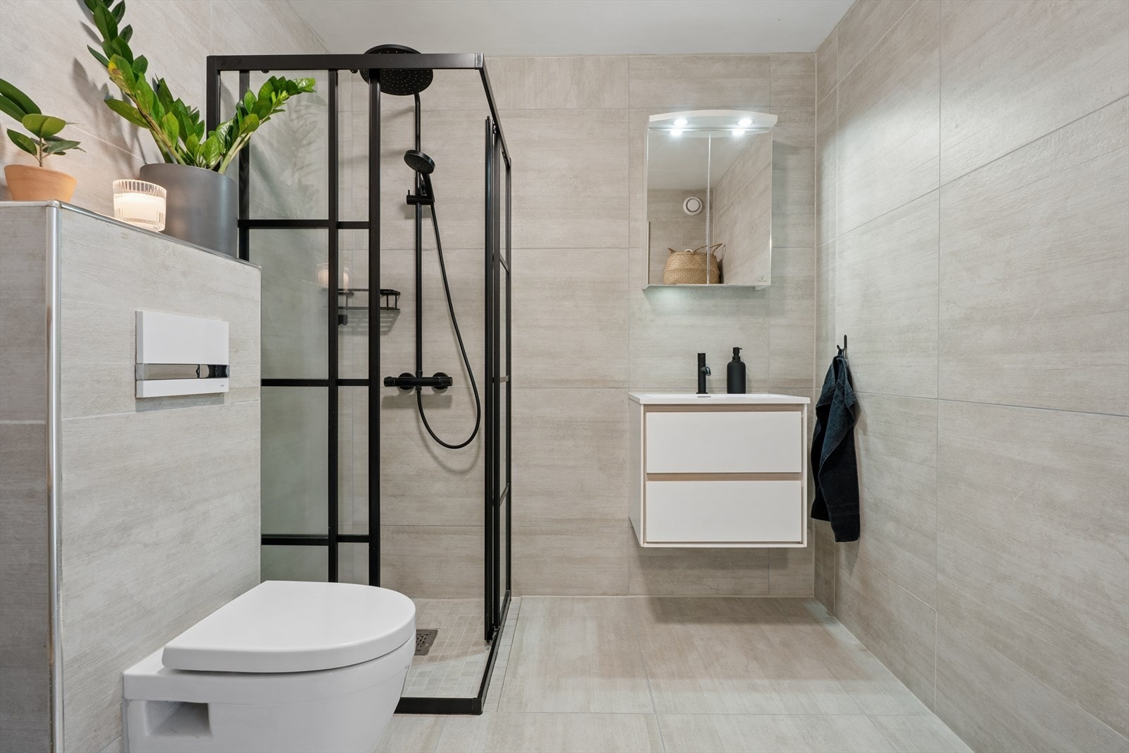 Leiligheten har to separate bad, noe som gir en unik fleksibilitet i hverdagen. Dette badet er flislagt og har termostatstyrt gulvvarme. Galleribilde
