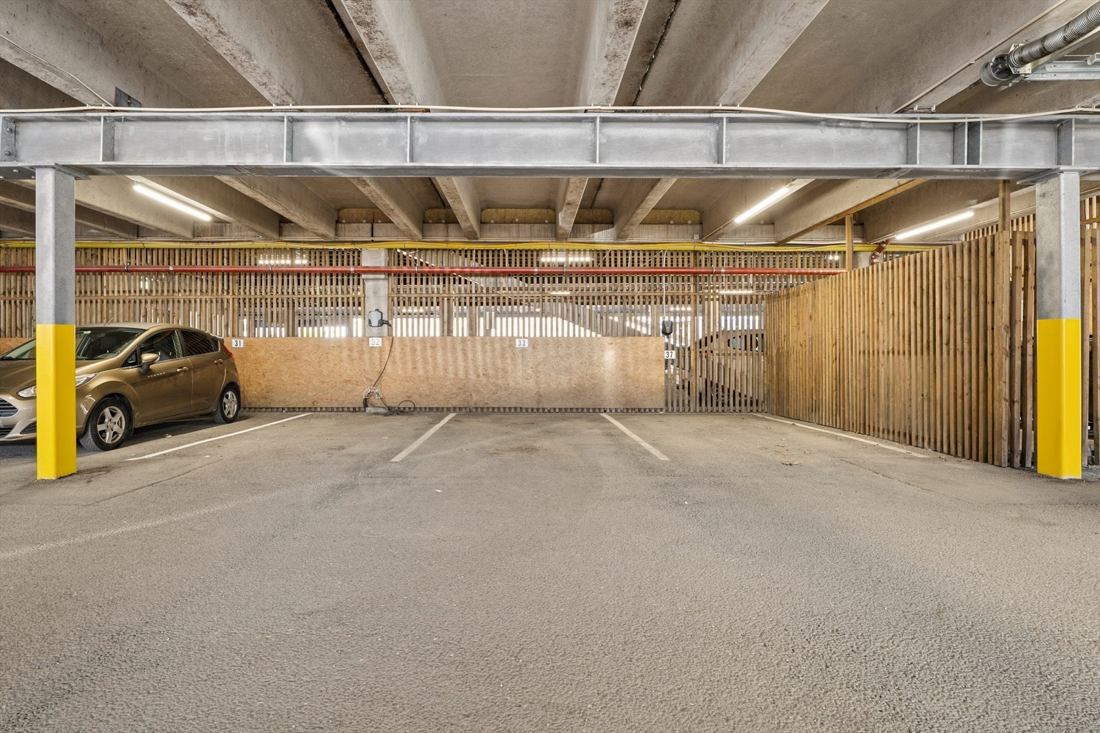 Det medfølger en fast parkeringsplass i felles garasjeanlegg. Plassen er utstyrt med elbillader. Galleribilde