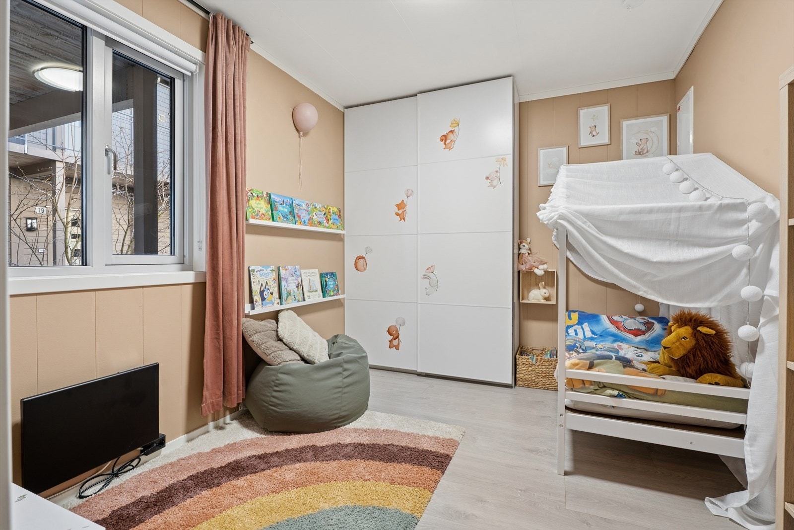 Det andre soverommet egner seg godt som barnerom, gjesterom eller kontor, med god plass til seng og garderobeløsning. Galleribilde