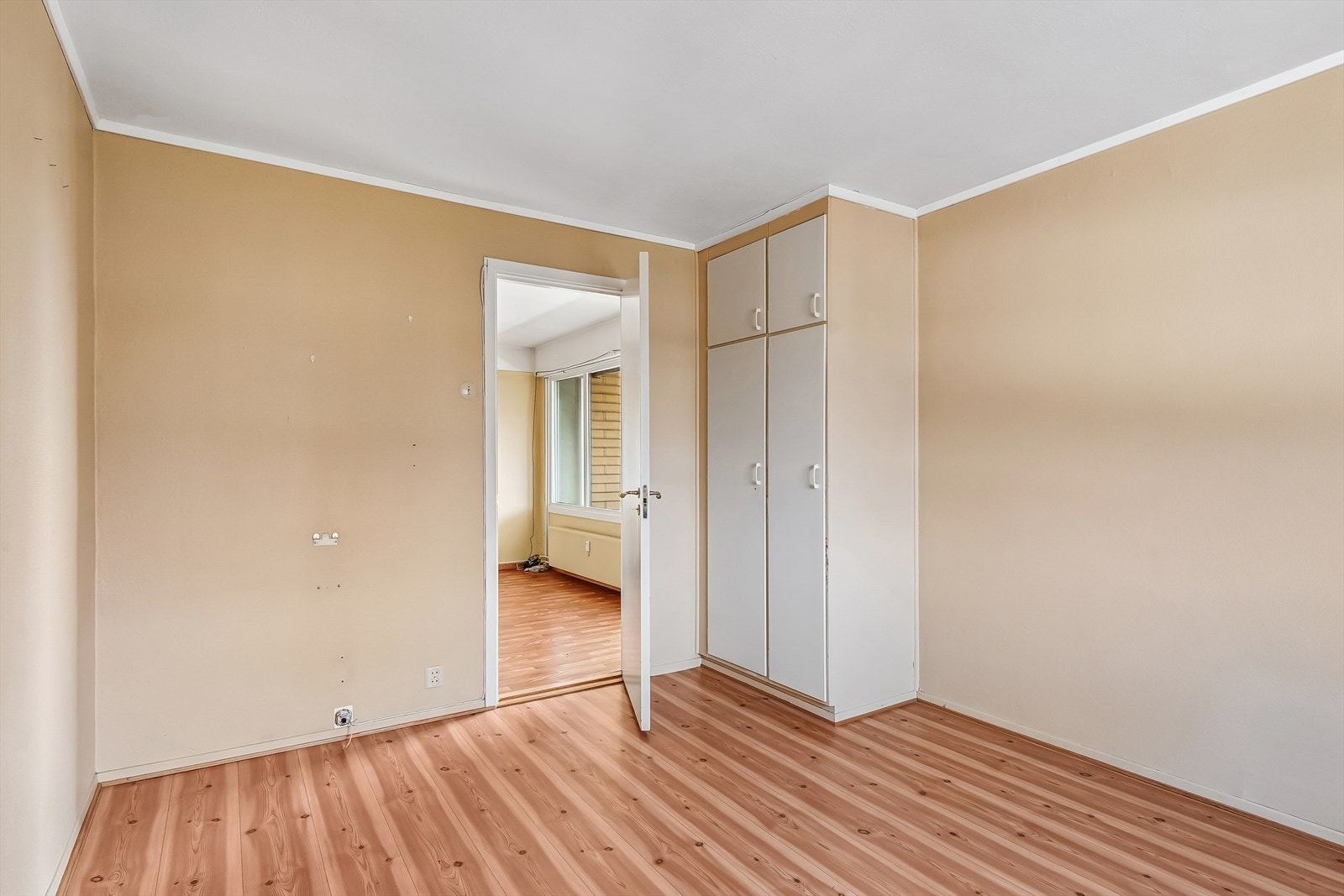 Begge soverommene er, som resten av oppholdsrommene, utstyrt med radiatorer tilknyttet fjernvarmenettet. Galleribilde