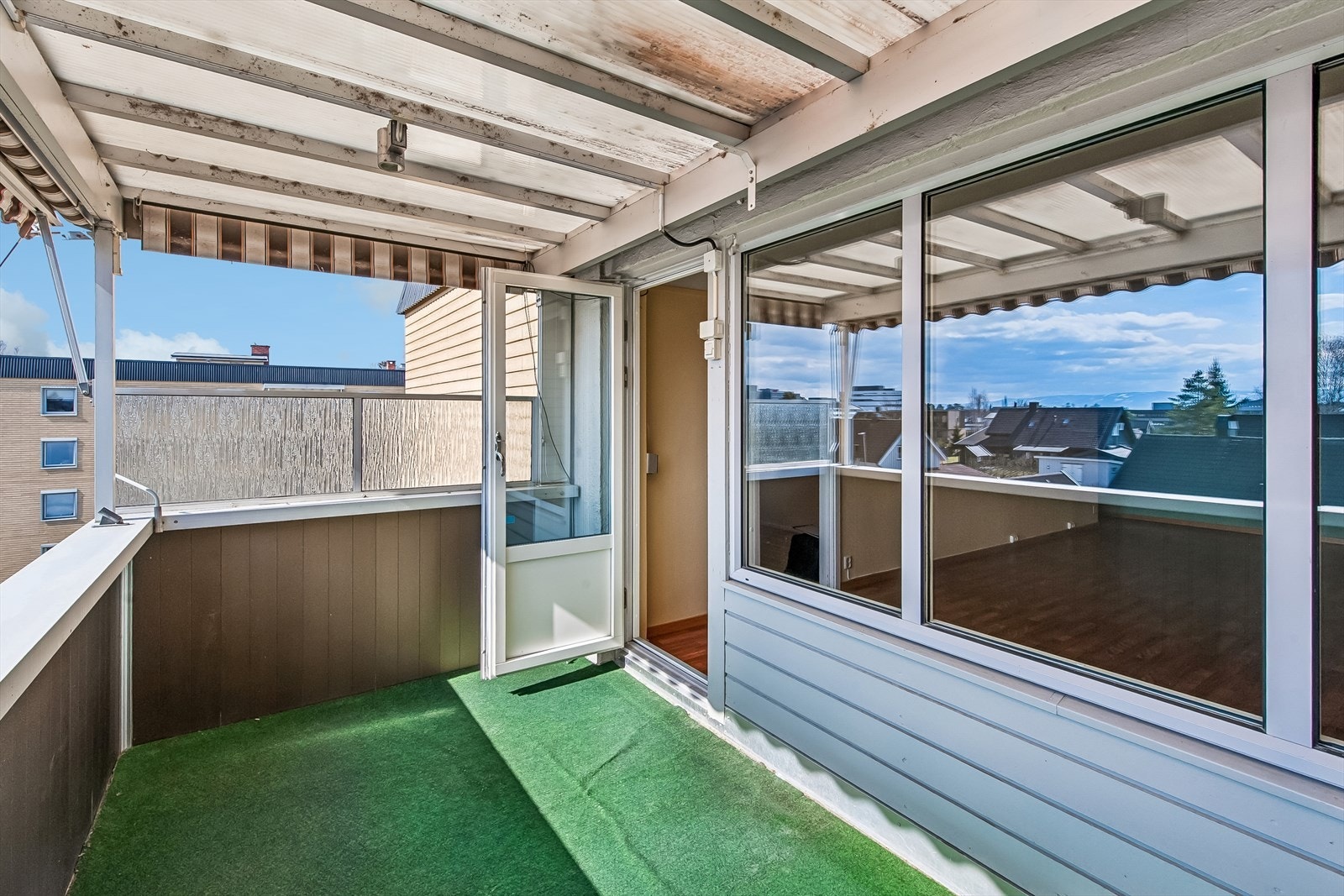 Balkongen gir et fint, privat uterom med plass til en sittegruppe. Galleribilde