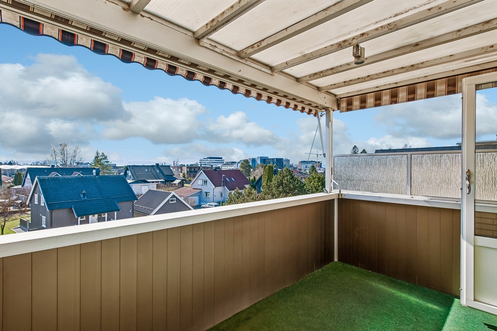 Fra stuen er det utgang til en balkong på 7 m² med utsyn over nærområdet. Galleribilde