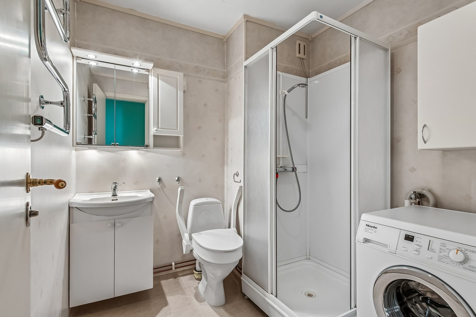 Det er opplegg for vaskemaskin på badet, og mekanisk avtrekk sørger for ventilasjon. Galleribilde