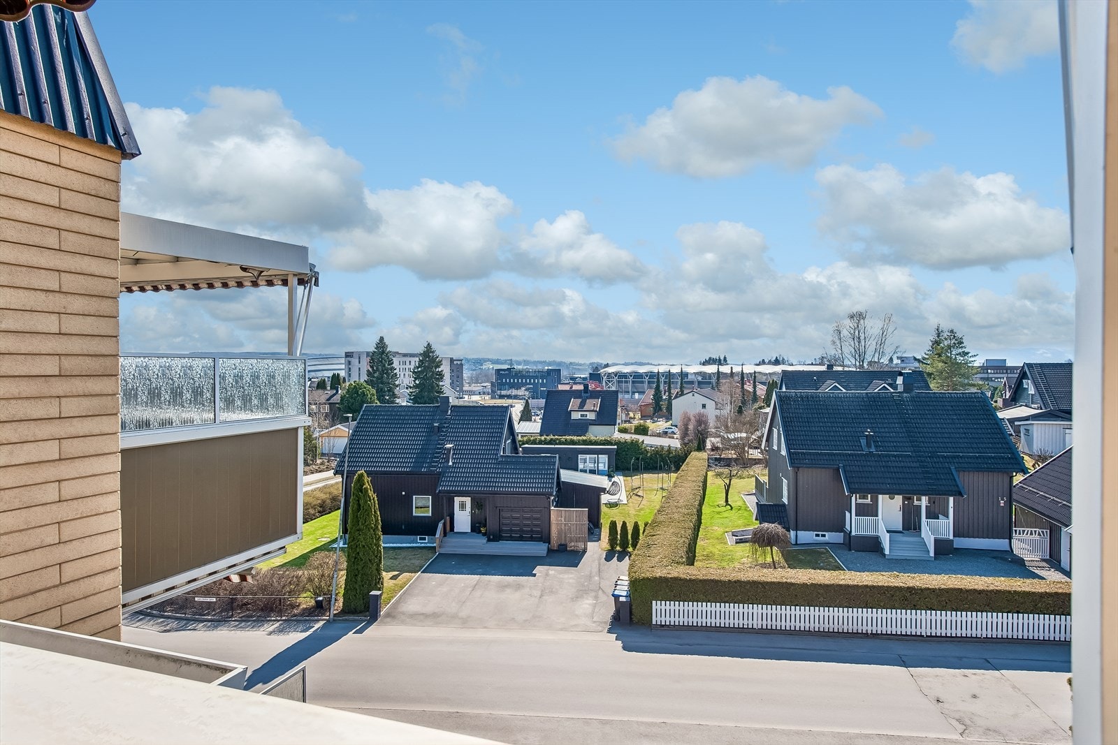 Fra leilighetens 4. etasje har du et åpent utsyn over det etablerte og grønne boligområdet. Galleribilde