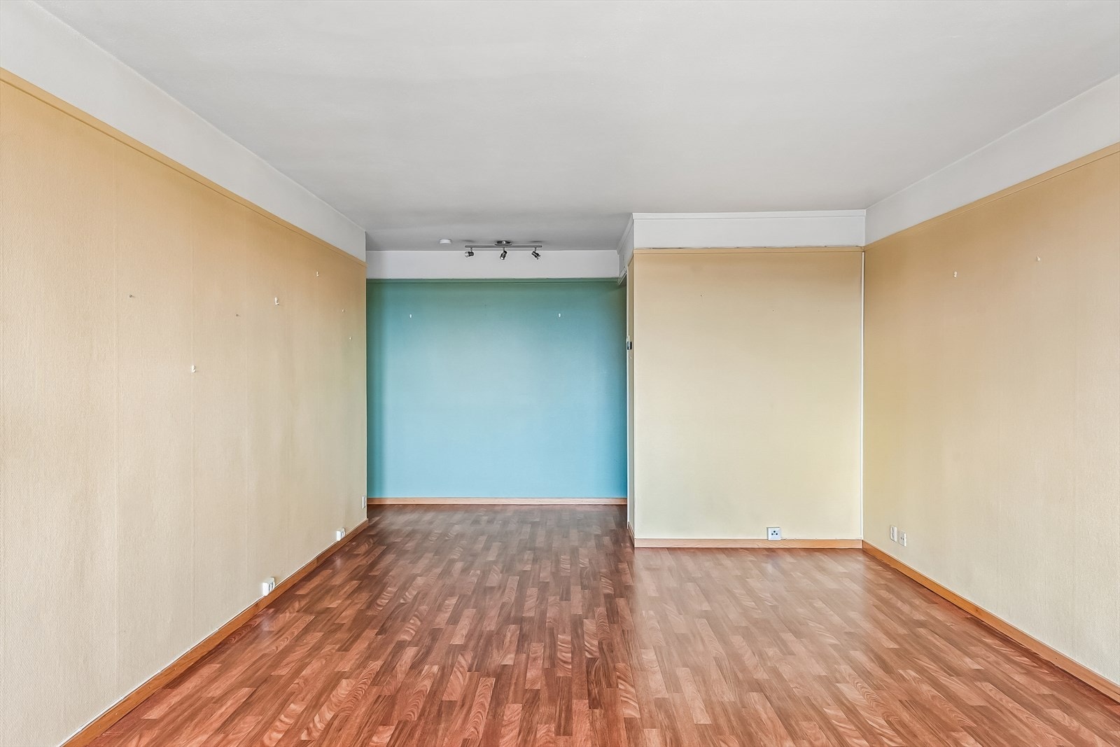 Overflatene i leiligheten er av eldre årgang, og gir en ny eier full frihet til å sette sitt eget preg. Galleribilde