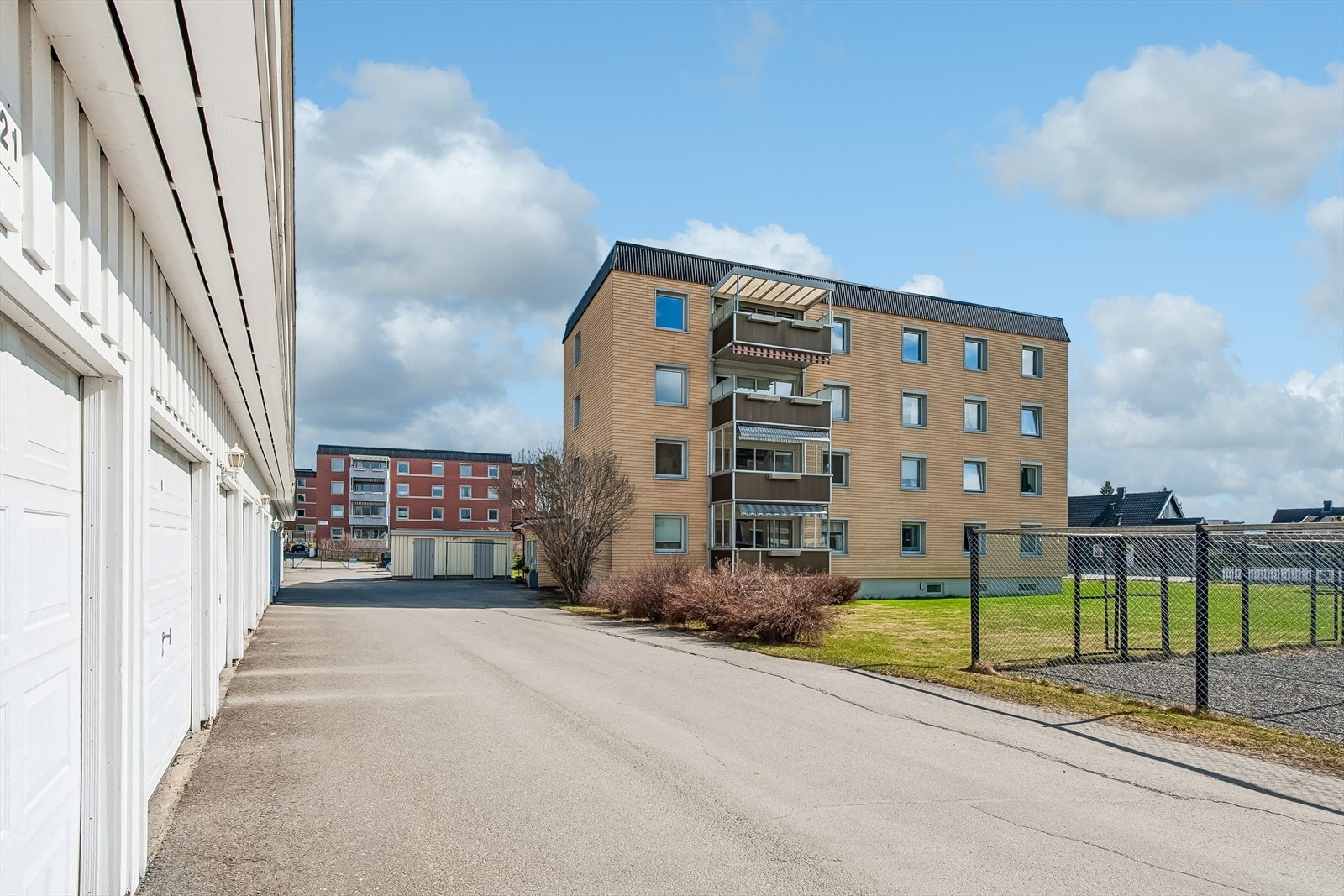 Leiligheten disponerer to boder i kjelleren på til sammen 8 m², som gir rikelig med lagringsplass. Galleribilde