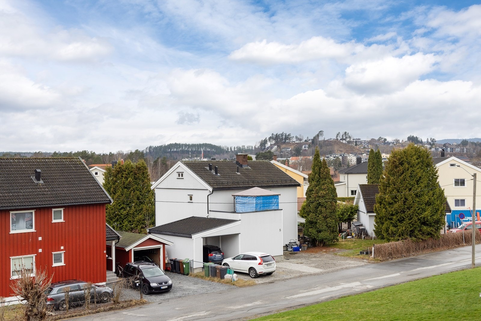 Beliggenheten på Vesterntangen er både sentral og rolig, med kort vei til servicetilbud og rekreasjonsområder som Vesterntangen Ballspill. Galleribilde
