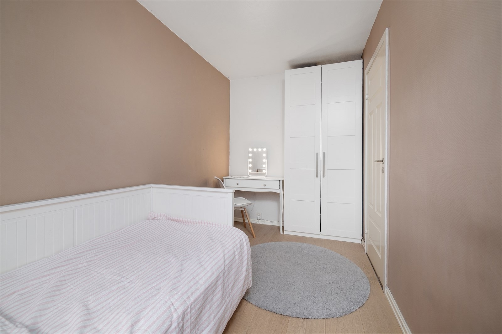 Rommet er enkelt å møblere med plass til seng, skrivebord og garderobe. Galleribilde