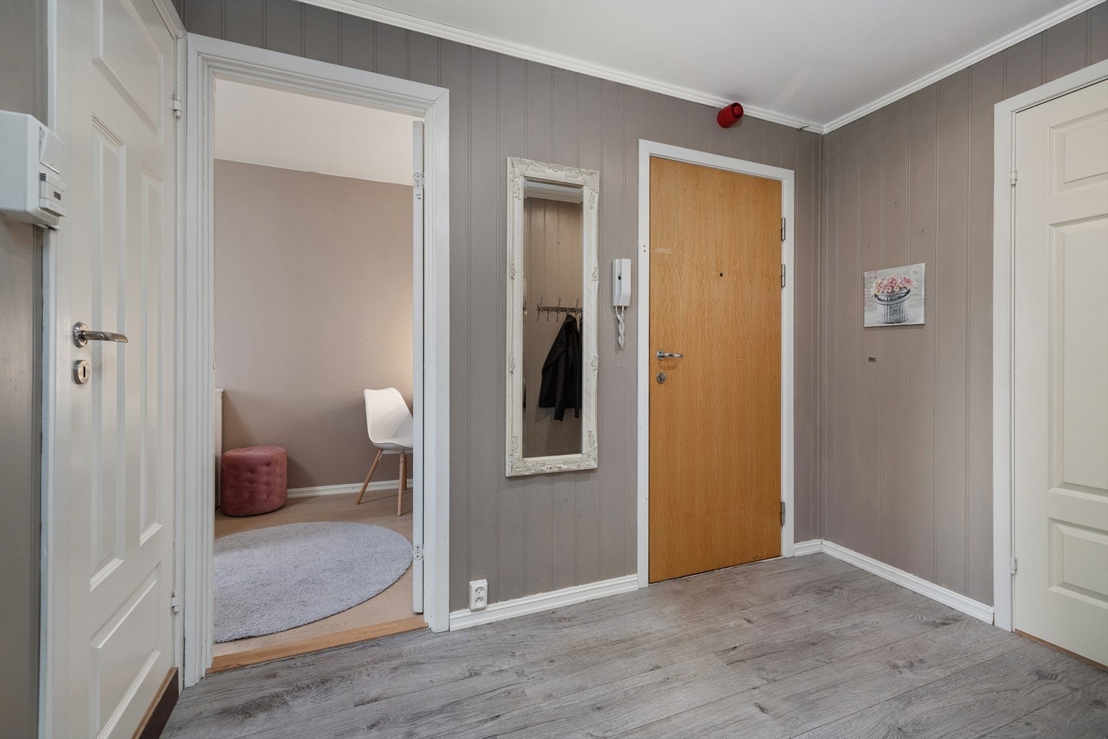 Fra gangen er det adkomst til badet og begge soverommene. Galleribilde