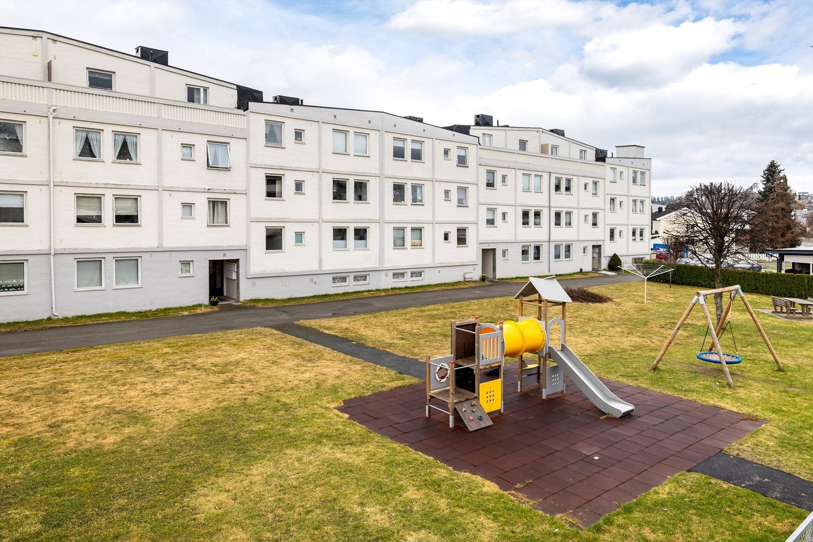 For de minste er det en egen lekeplass på fellesområdet, trygt plassert mellom blokkene. Galleribilde