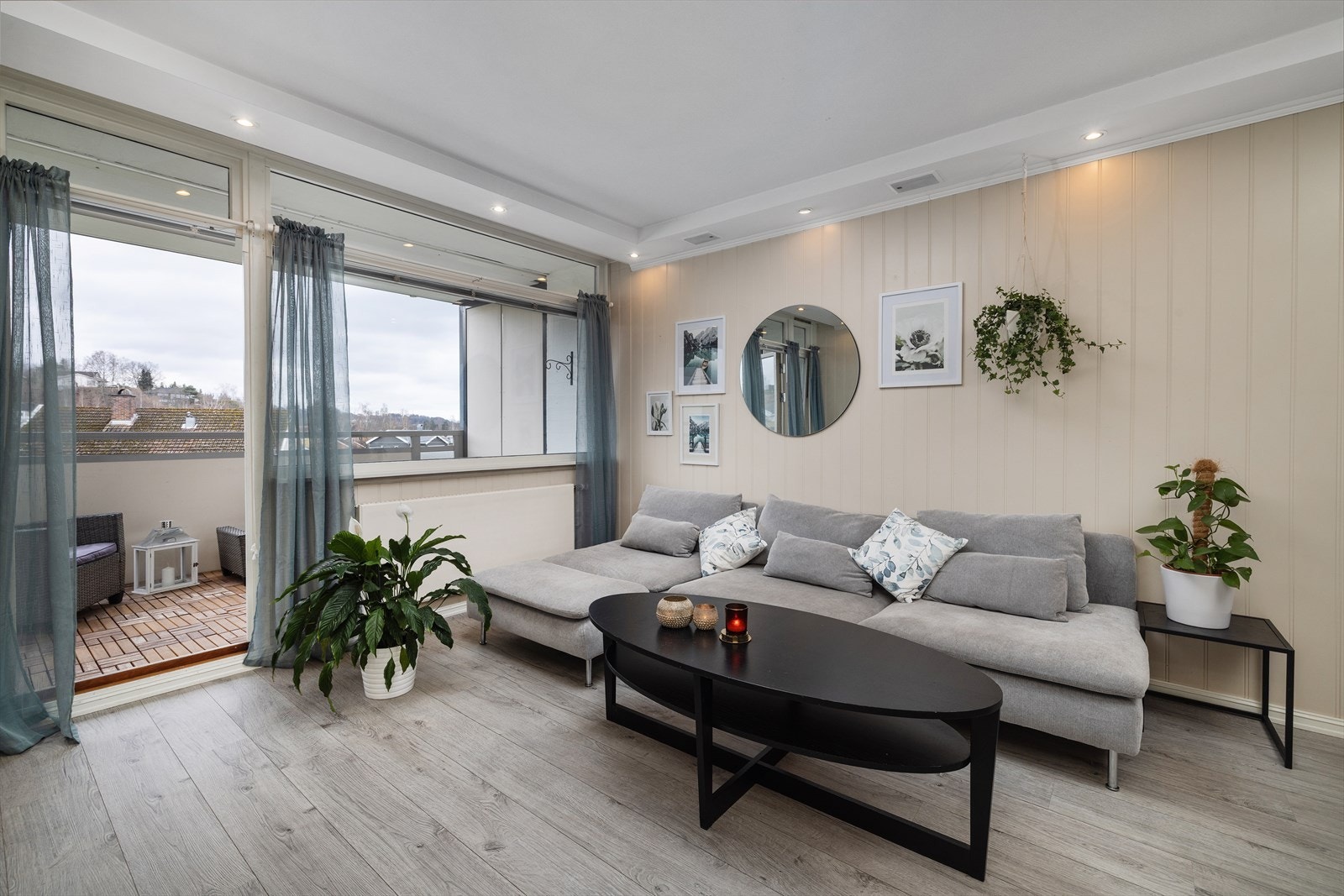 Fra stuen er det direkte utgang til balkongen. Med gangavstand til butikker i Hønengata og bussforbindelser er hverdagslogistikken enkel. Galleribilde