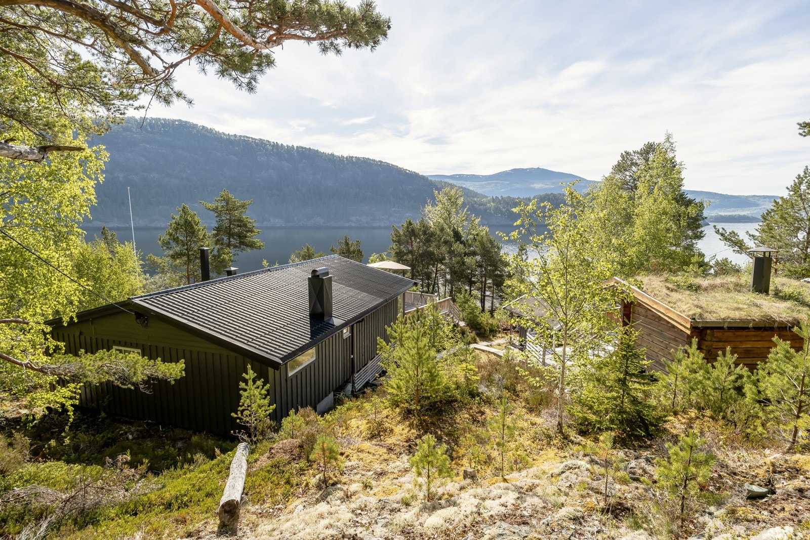 På grunn av vegetasjon i området ligger hytta svært skjermet til for andre hyttenaboer. Galleribilde