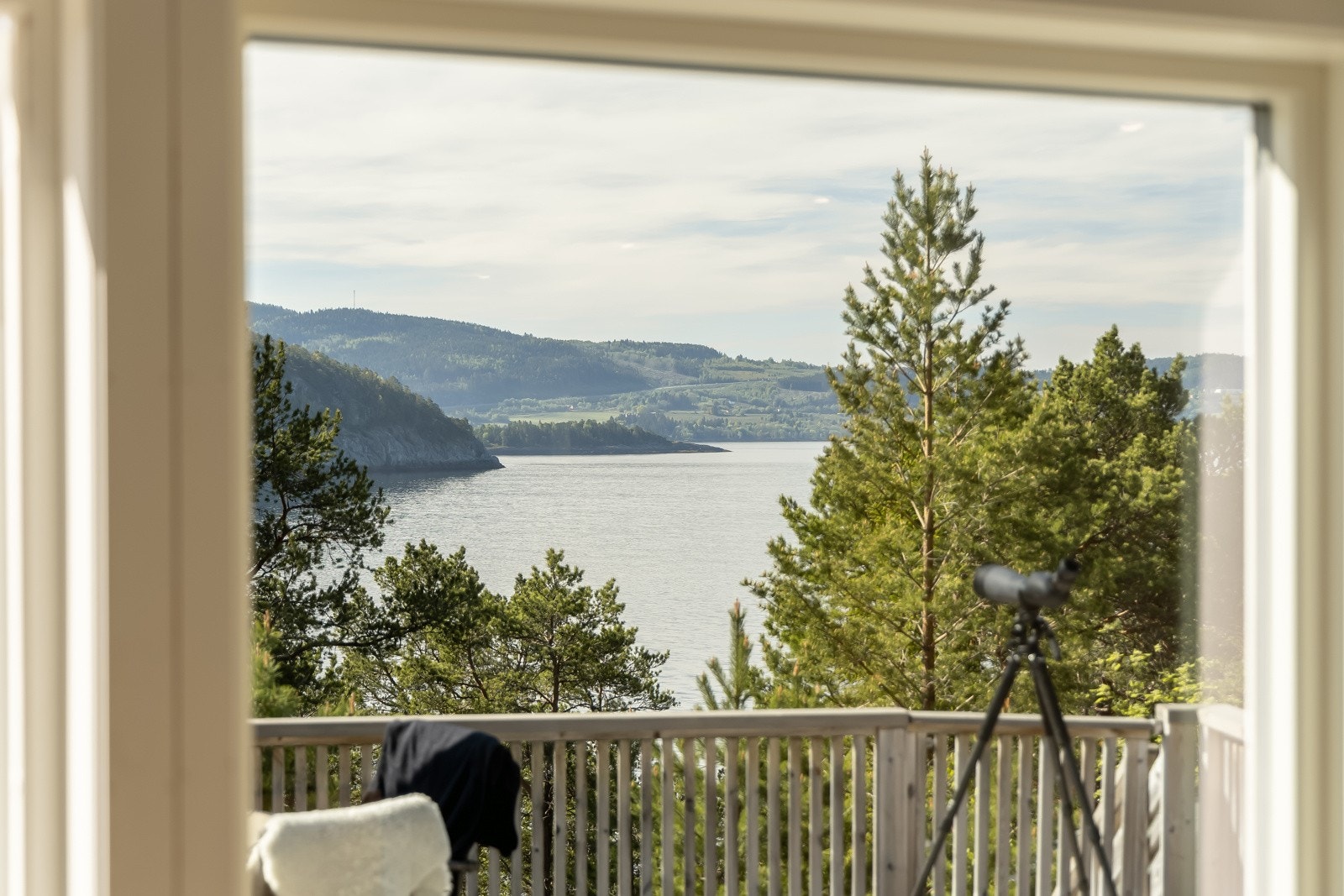 Stuen har store vindusflater som rammer inn den flotte utsikten ut mot Djupvika, samt gir en lys og luftig atmosfære til stuen Galleribilde
