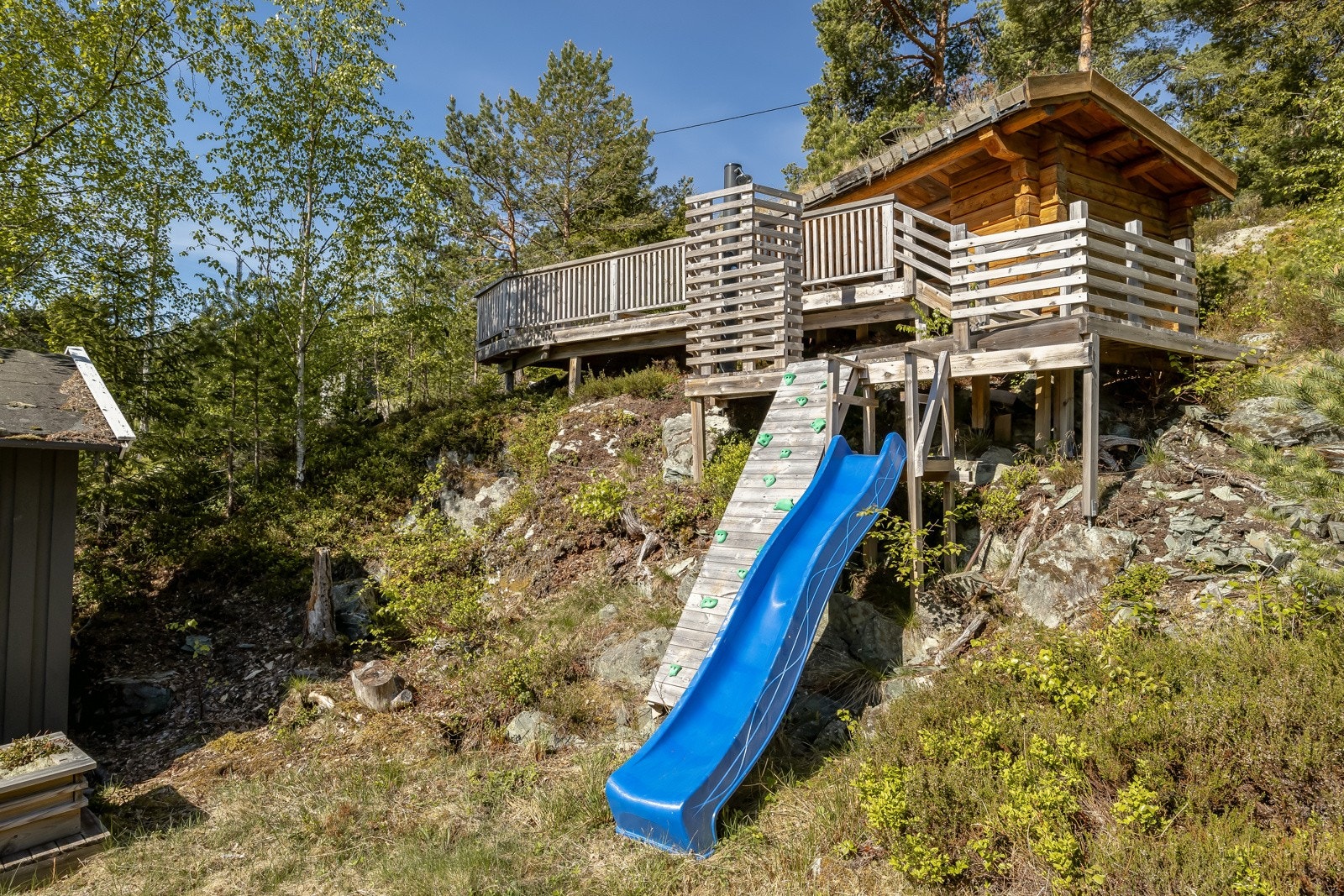 På eiendommen har barna mange flotte områder å boltre seg på. Om det er å bruke sklia og gapahuken, eller om det er å rusle ned til sjøkanten for et bad. Galleribilde