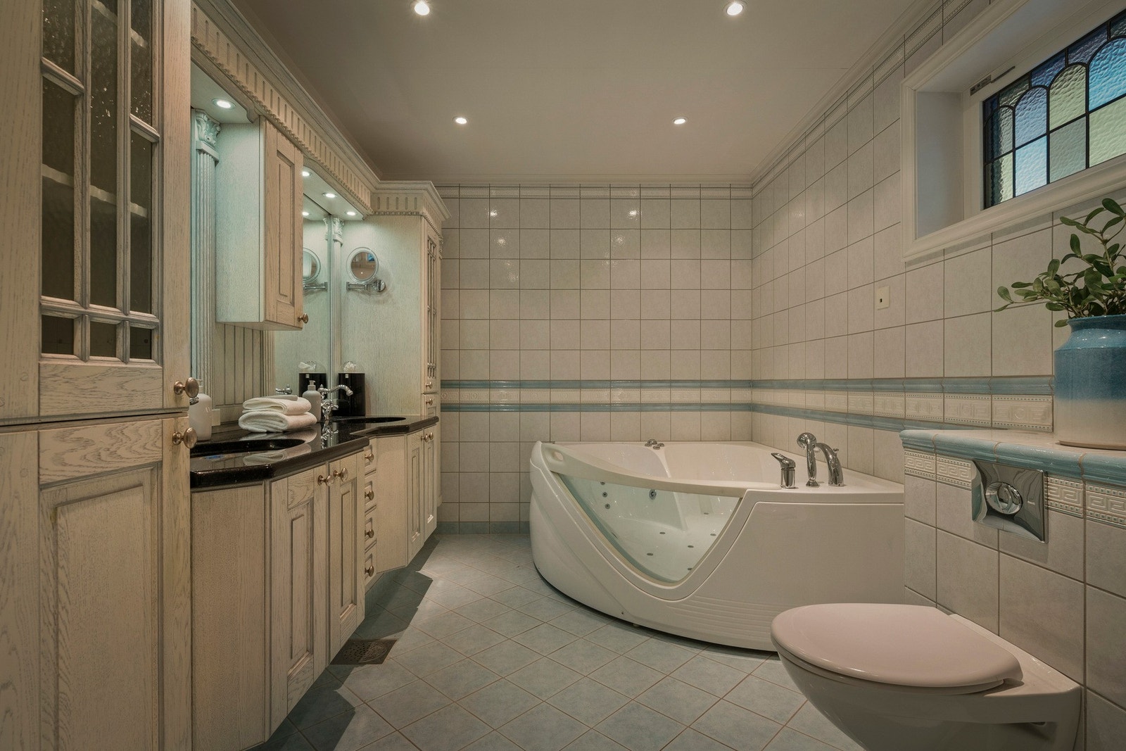 Badet i 1. etg. har en funksjonell løsning med god plass til daglig bruk. Galleribilde