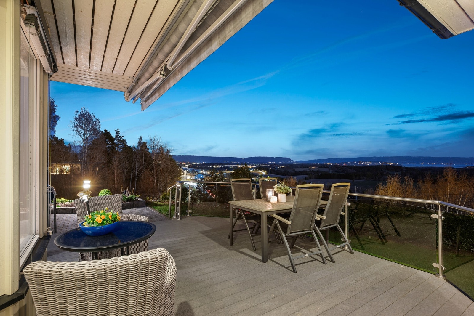 Fra stuen er det utgang til en luftig terrasse med flott utsikt. Galleribilde