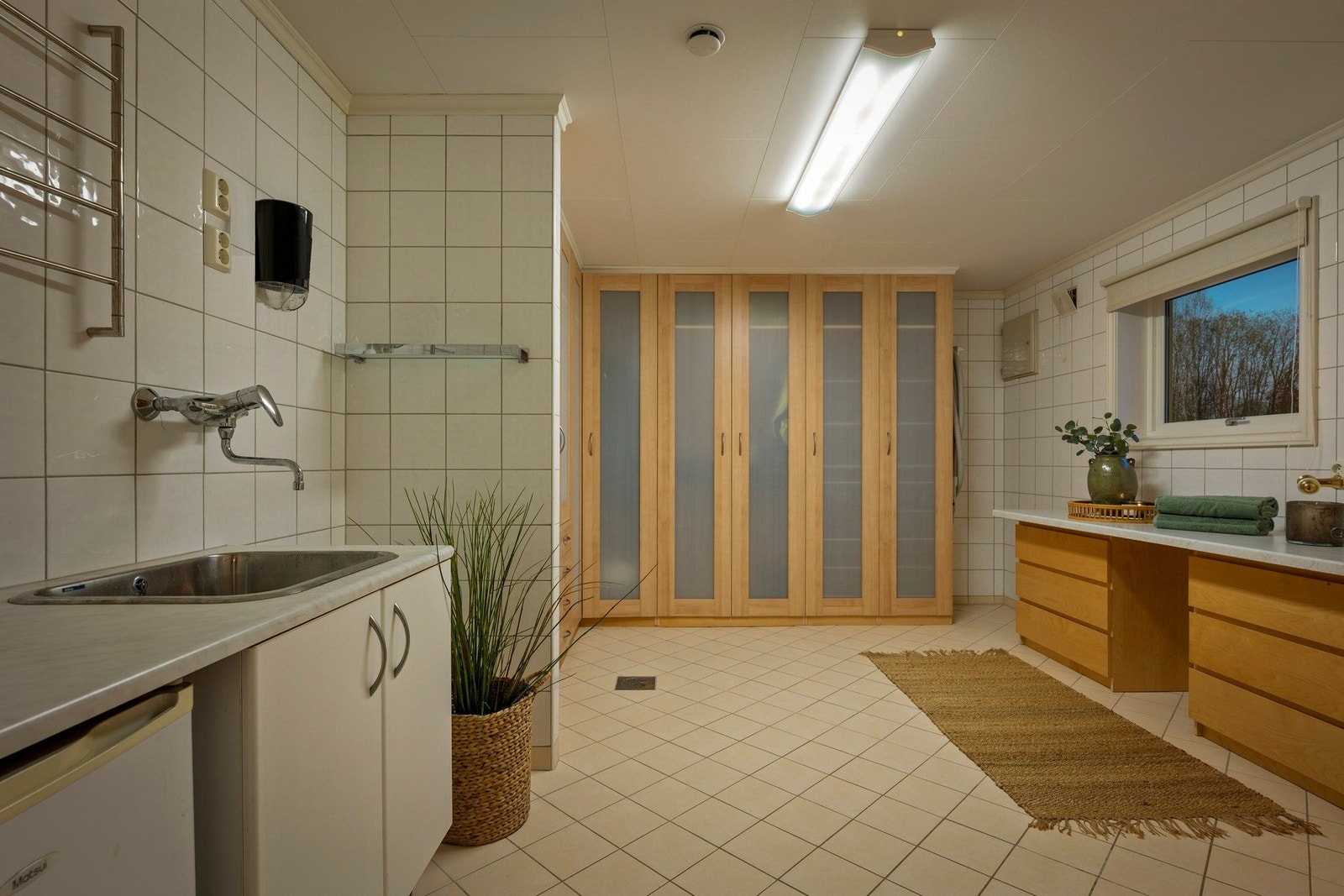 Stort vaskerom med gode arbeidsflater og oppbevaringsmuligheter. Galleribilde