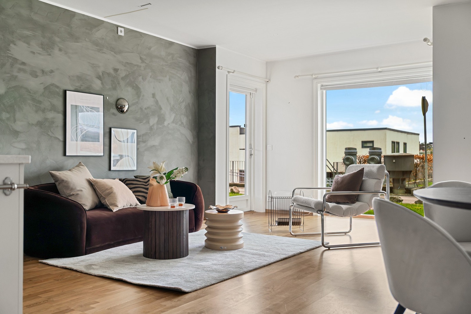 De store vinduene gir stuen godt med naturlig lys Galleribilde