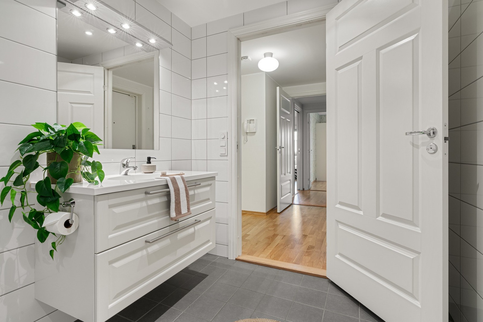 Det er varme i gulv og spotlights i taket Galleribilde