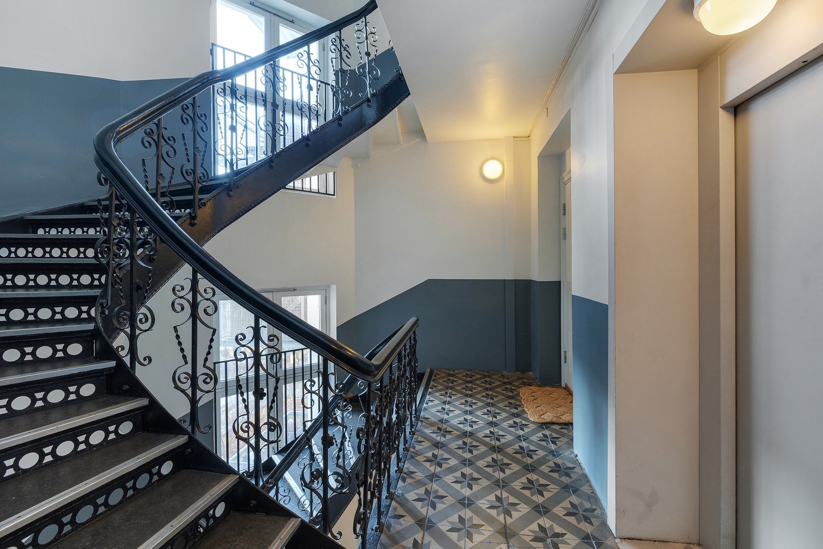 Oppgangen er pent opparbeidet. Galleribilde