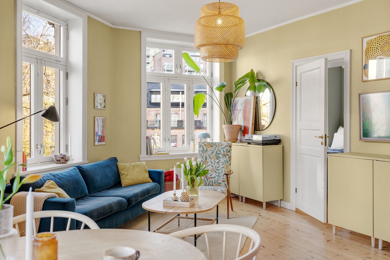 Stuen er malt i fine fargetoner og det originale gulvet skaper en tidløs atmosfære, samtidig som det gir et godt utgangspunkt for personlig preg. Galleribilde