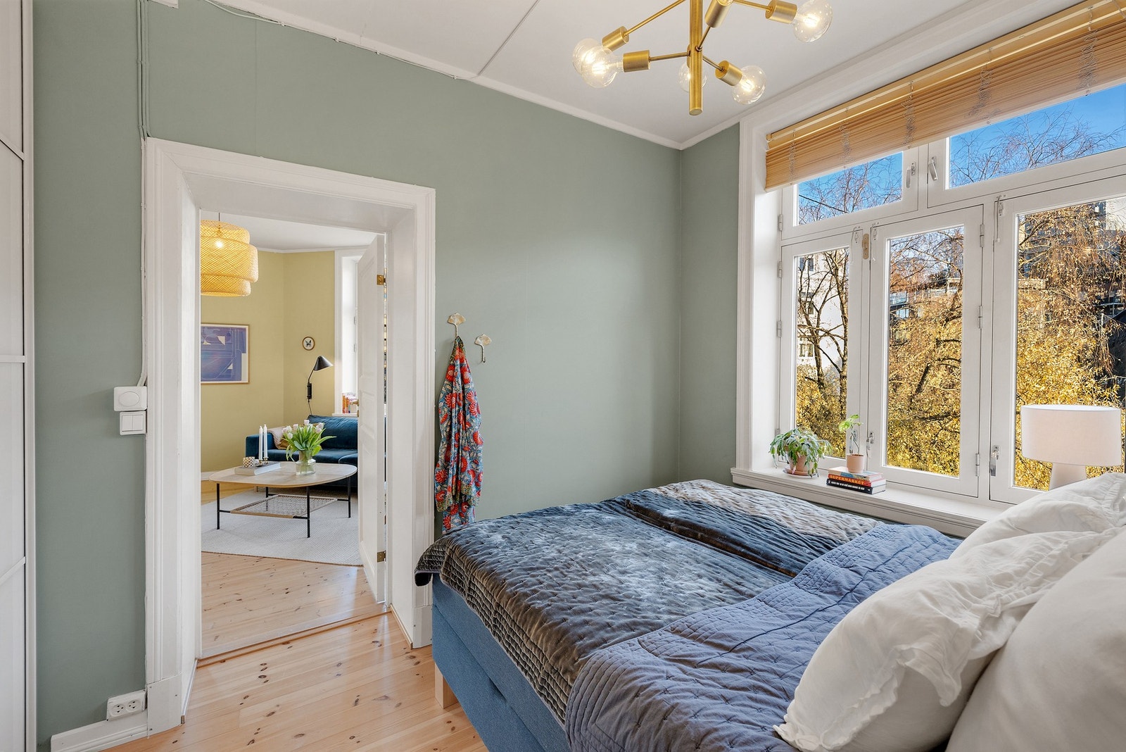 Stort vindu som slipper inn rikelig med naturlig lys. Galleribilde