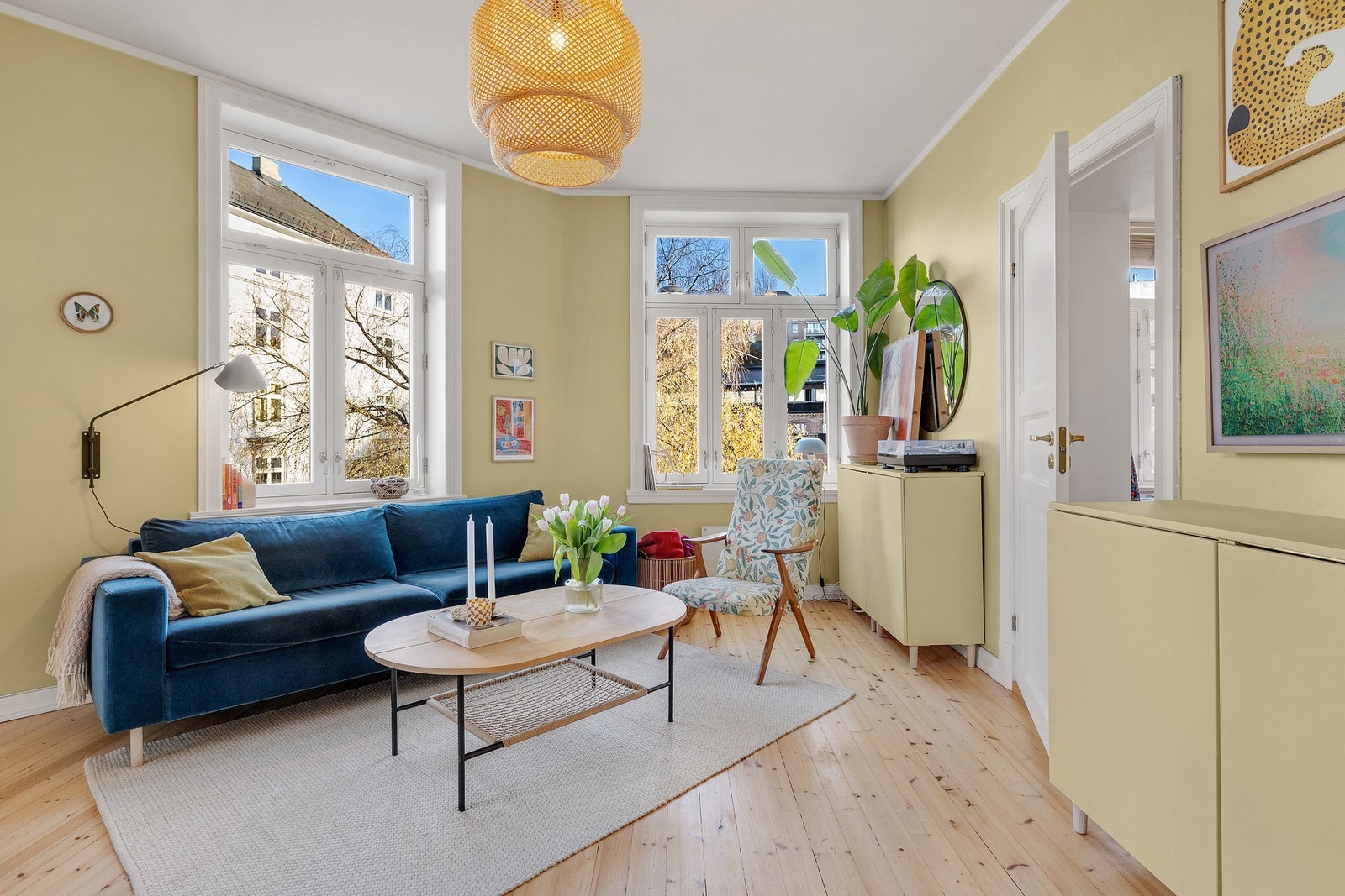 Stuen er av svært sjenerøs størrelse med god plass til sofa med tilhørende møblement. Galleribilde