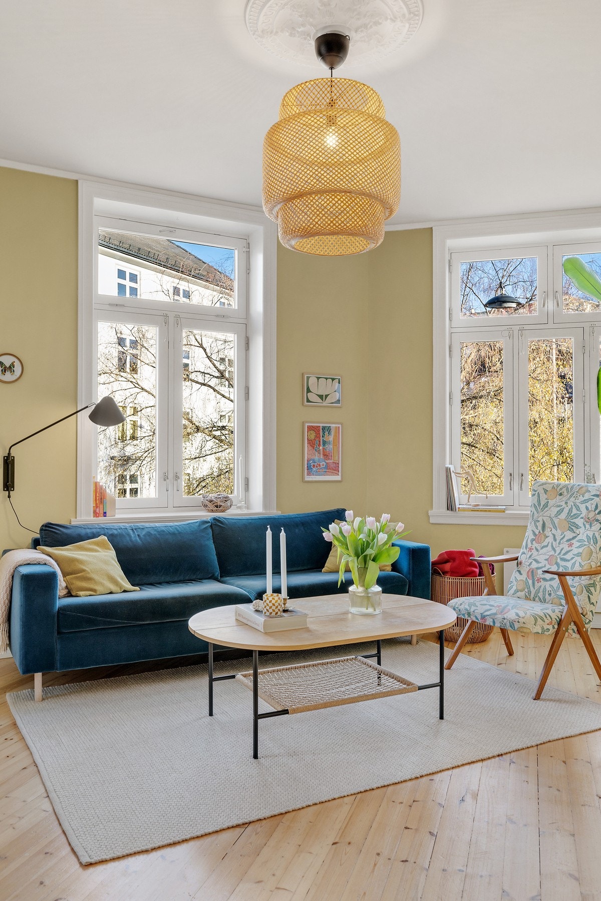 Stuen er romslig og luftig med god takhøyde og rikelig med plass til sofagruppe og øvrig møblement. Galleribilde
