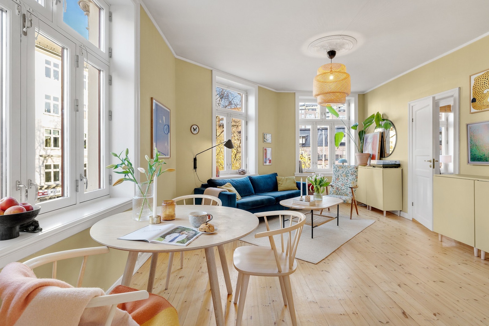 Stuen fremstår som lys og innbydende med store vindusflater som slipper inn rikelig med naturlig lys. Galleribilde