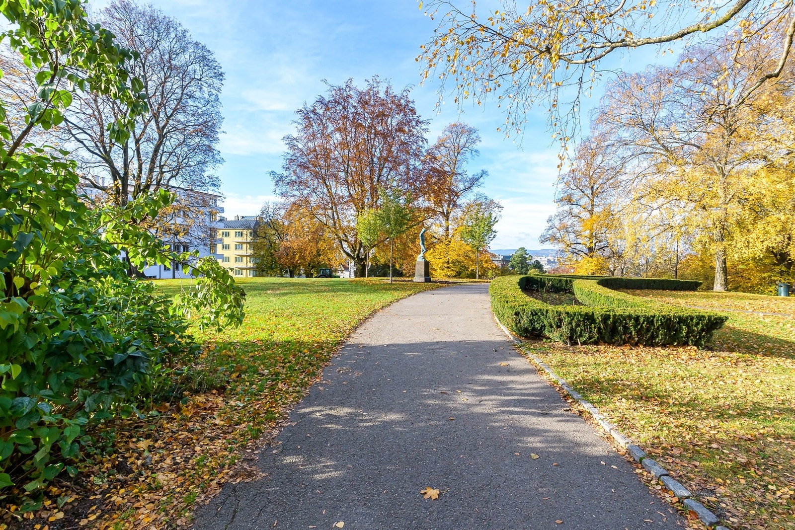 Tøyenparken er grøntområdet mellom Munchmuseet,Caltexløkka kunstgressbane, Kampen park, Ola Narr og Botanisk hage. Galleribilde