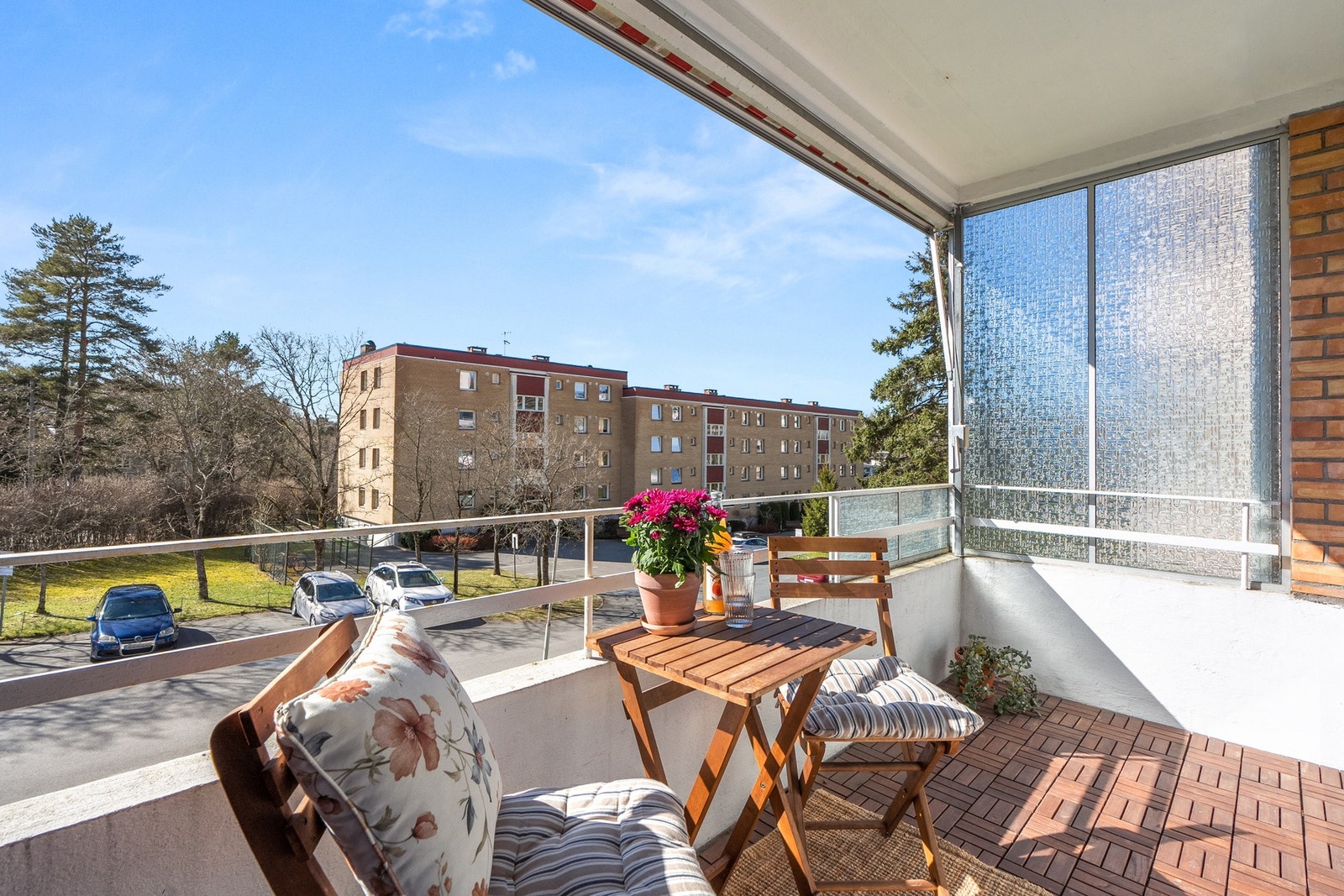 Fra stuen er det utgang til vestvendt balkong på ca. 5 kvm med gode solforhold. Galleribilde
